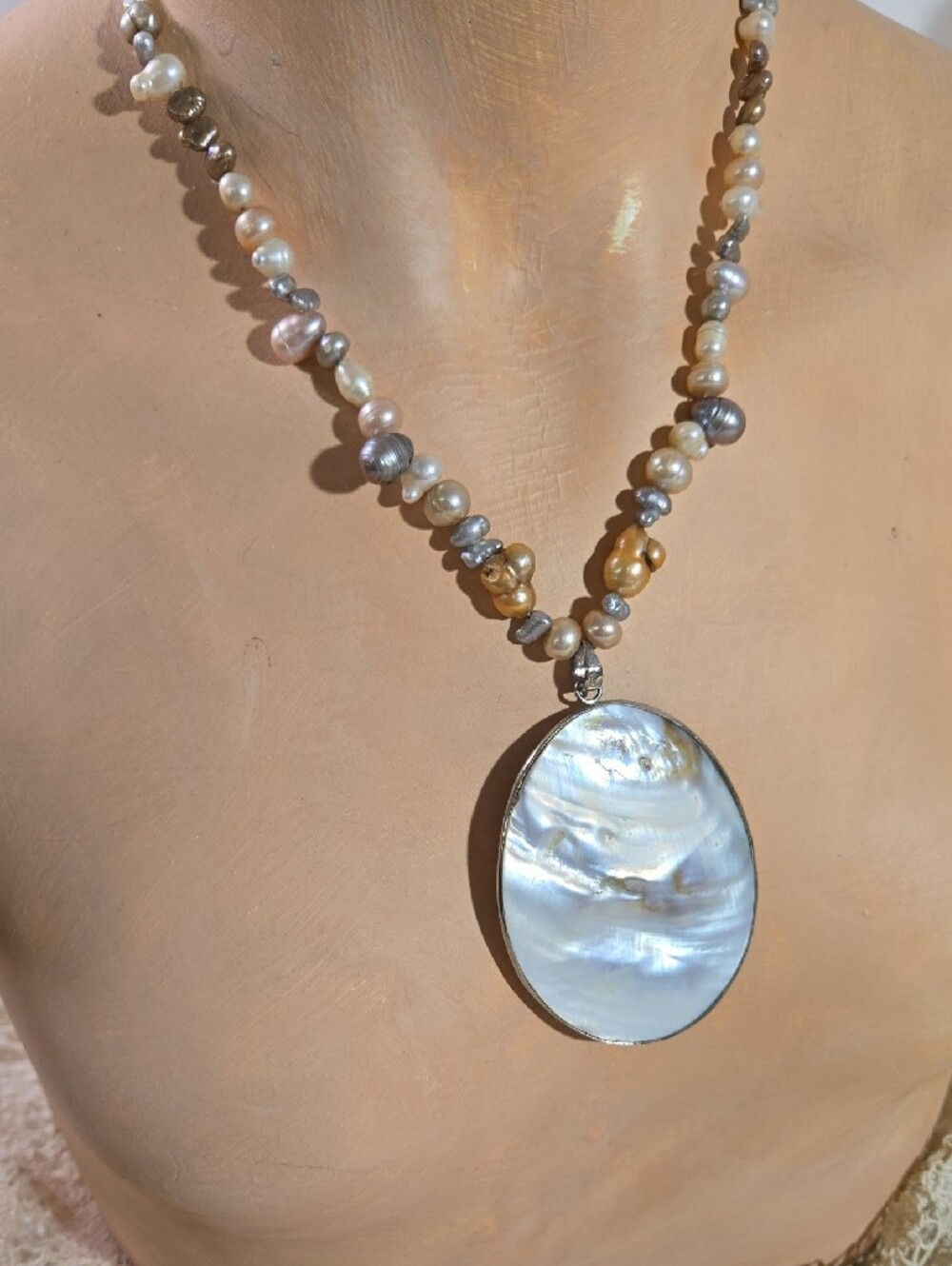 Freshwater Pearl Necklace with Mother-of-Pearl Pendant - Multicolor - Picture 6 of 6